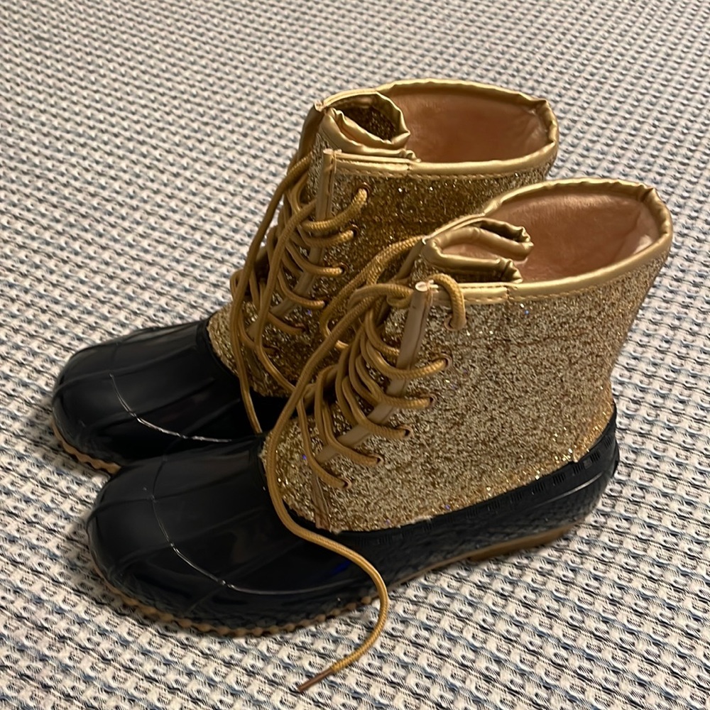 Brand new Sugar boots never worn!! Great with leggings or a nice pair of jeans.